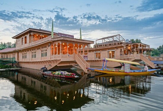 Houseboat Stay - Countryside Kashmir